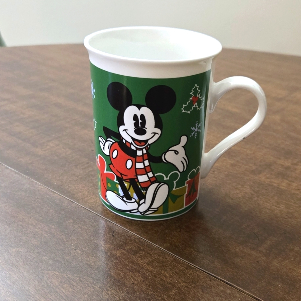 2013 Disney Coffee Cup Mug Mickey Mouse w/Xmas Presents